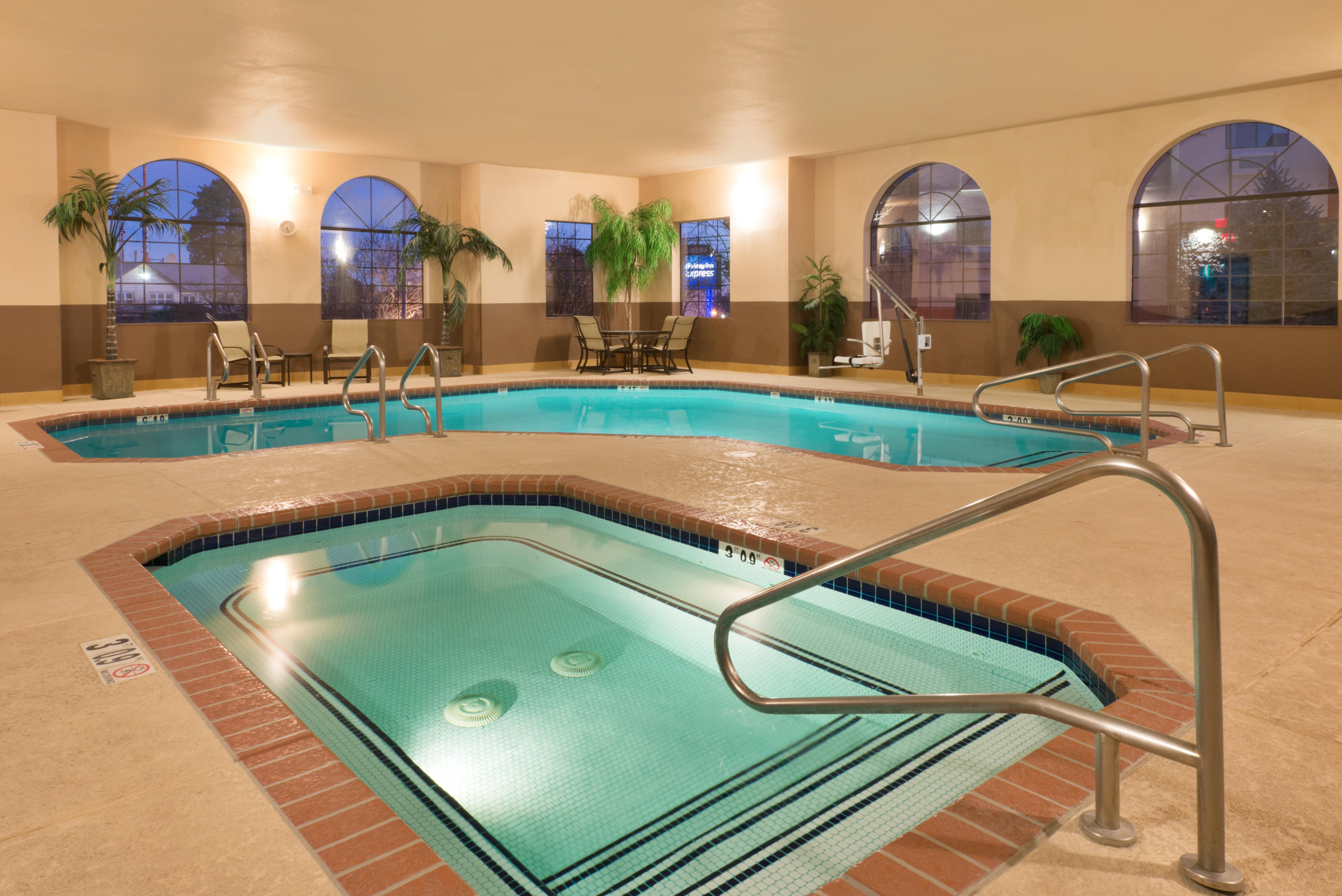 Holiday Inn Express Show Low By Ihg Екстериор снимка