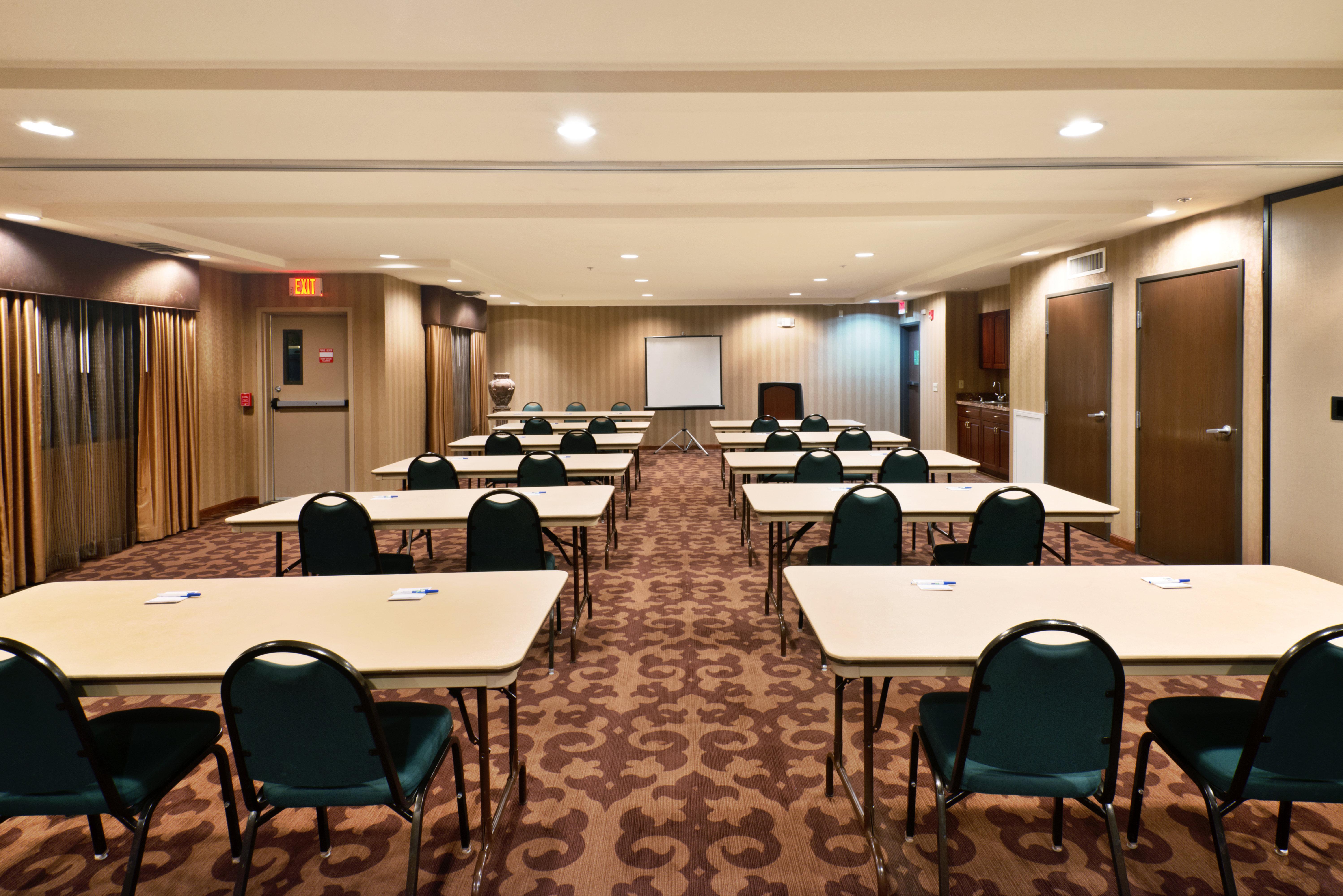 Holiday Inn Express Show Low By Ihg Екстериор снимка